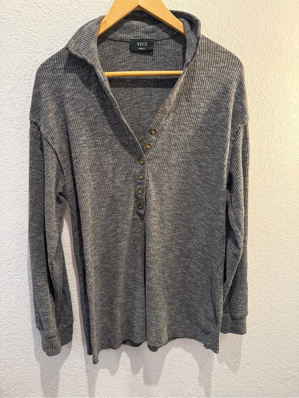 VICI Charcoal Ribbed Henley collared Pullover size small